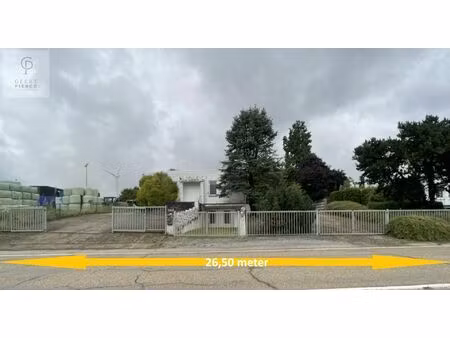 projectgrond gelegen op een zeer gunstige locatie.