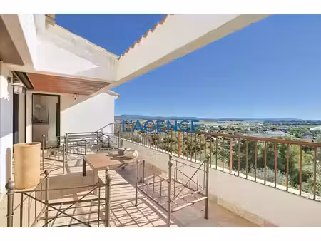 villa contemporaine de 221 m2 avec vue mer  au calme  sur un