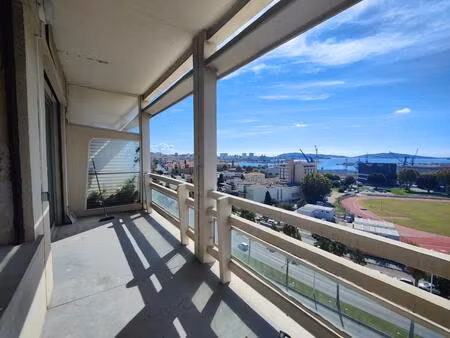 à vendre studio rénové en dernier étage avec vue mer