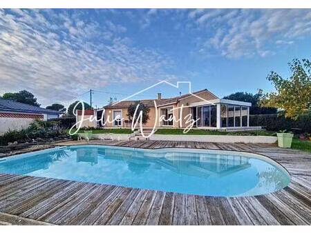 contemporaine impeccable avec piscine et vue dégagée