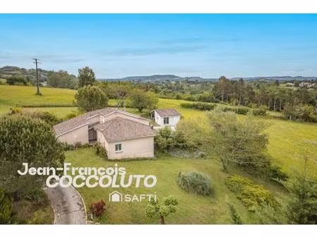 maison spacieuse avec piscine dans un secteur recherché