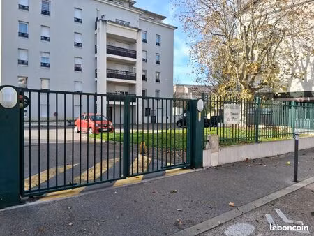 place parking meyzieu gare