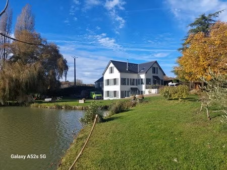 maison au bord d’un lac avec potentiel locatif – 72500 beaumont-pied-de-bœuf