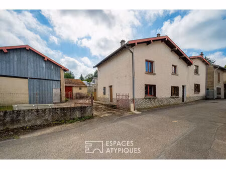 maison ancienne en pisé avec grange à réhabiliter