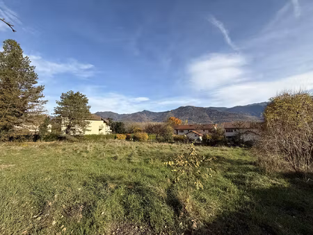 terrain constructible  plat et viabilisé de 302 m2