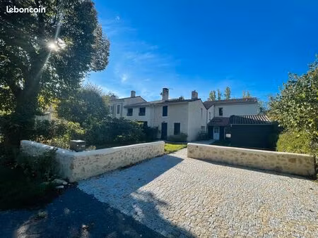 loue maison 245m2 entièrement renovée avec jardin de 850m2