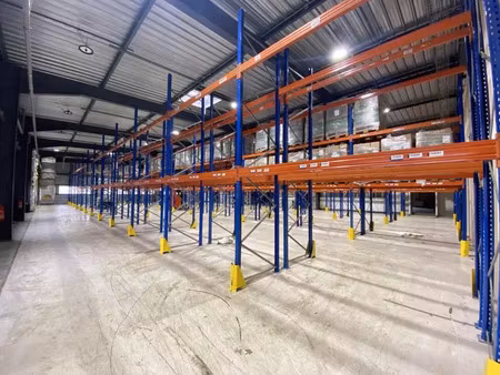 entrepot avec racks de stockage