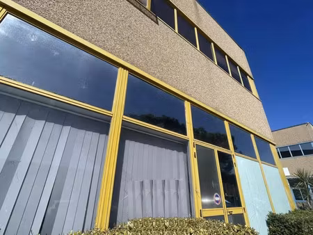 local d'angle avec parkings le plan