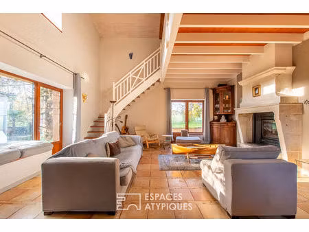 propriété de charme avec piscine intérieure  dépendances et écuries