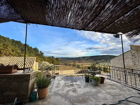 authentique mas en pierres. vue panoramique sur la vallée de la cèze