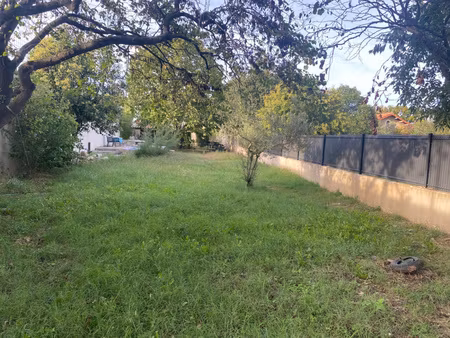 grand et bel ensemble immobilier avec garage et terrain de 901 m2