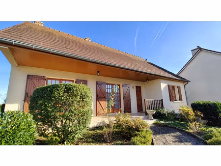 maison avec grand jardin arboré et sous-sol complet