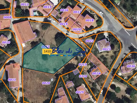 beau terrain plat et clôturé