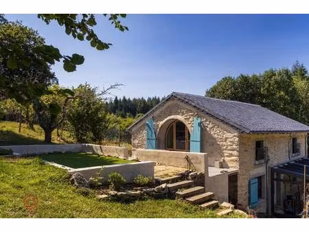 maison au bord d'un lac