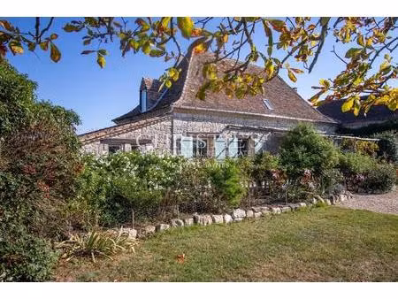 trois maisons périgourdines  granges et écuries situées au cœur d'un domaine rural de 20..