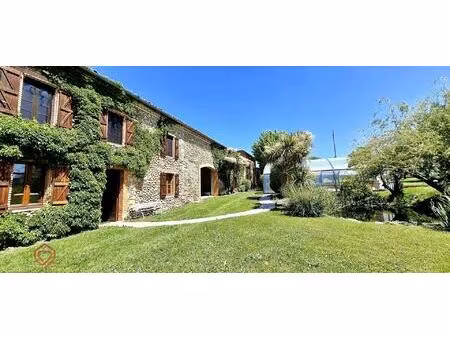 corps de ferme à la campagne