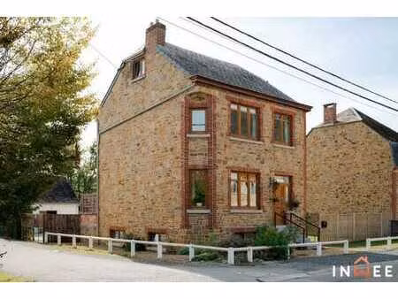 maison 4 façades en pierres de grès sise au cœur de godinne!