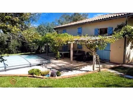 superbe maison avec piscine dans environnement très calme  très privé