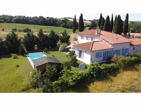 grande maison avec piscine dans un petite village