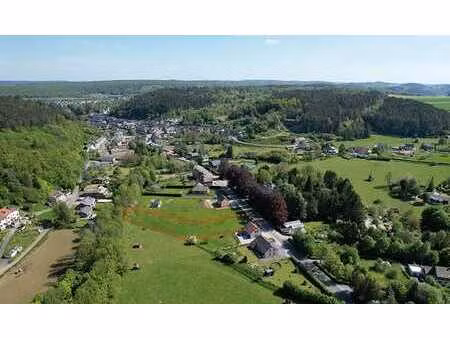 grand terrain à bâtir au bord d’une rivière à viroinval