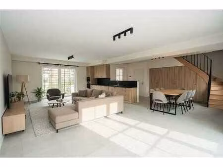 maison 2chambres  1 sdb  3 w.c  terrasse  jardin et parking