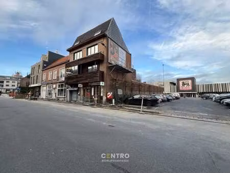 veelzijdig pand bestaande uit ruime woning met kantoor/pr...