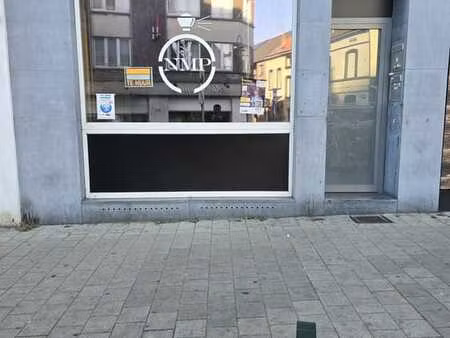 commerce à louer dans une rue commerçante