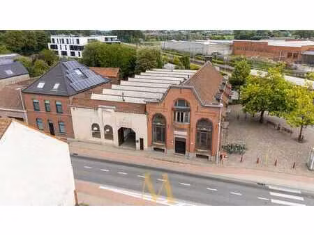 ruim magazijn van 596 m² met twee inrijpoorten  kantoorru...