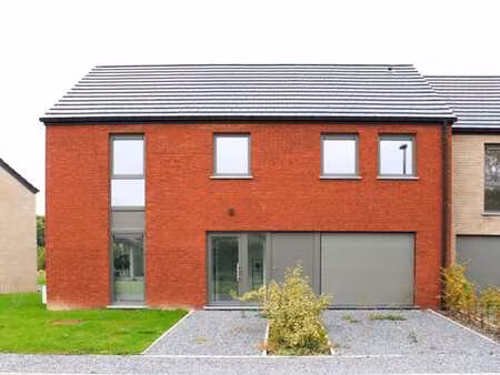 maison 4 chambres meublée avec grandes baies vitrées.