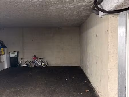 place de parking intérieur