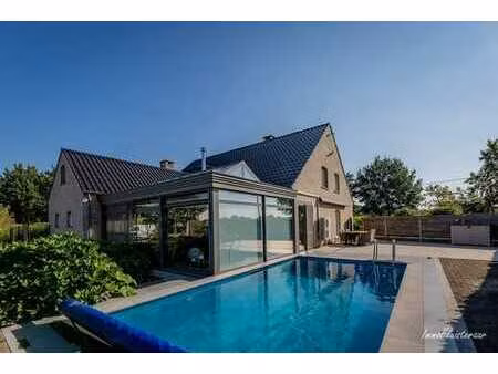 belle propriété avec des bâtiments d'écurie sur +/-2ha à op