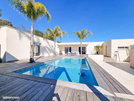 villa contemporaine de plain-pied avec piscine et grand jardin – saint-gély-du-fesc (hérau