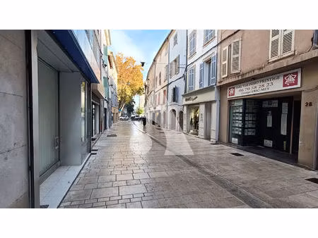 a vendre immeuble brignoles 6 appartements et 2 locaux commerciaux.