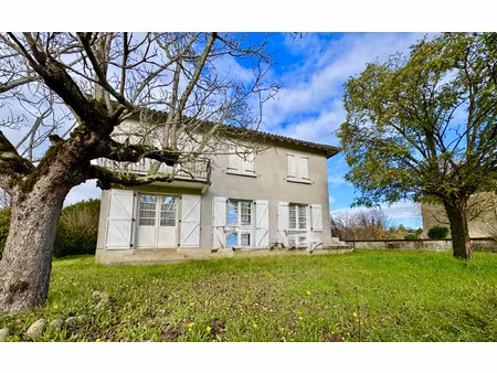 vaste maison de campagne avec dépendances et grand terrain a