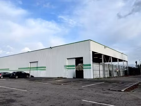 local commercial d'une surface de 1200 m2 avec un bâti sous auvent de 550 m2  situé à prox