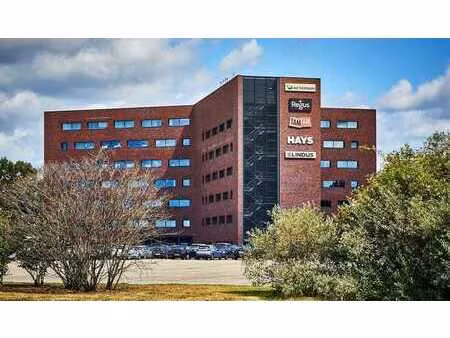 bureau entièrement équipé à louer le long de l'e313 à heren