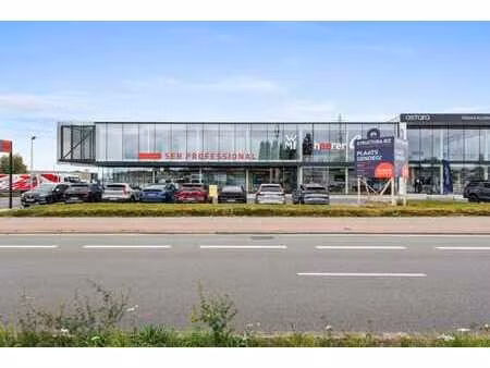 nouveau immeuble professionnel dans un emplacement visible