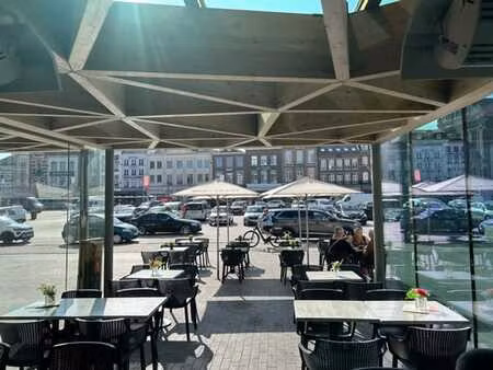 immeuble commercial sur la grande place