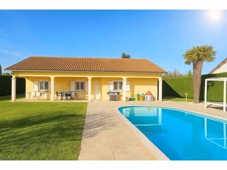 elegante demeure familiale avec piscine et jacuzzi a mions