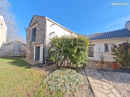 maison de hameau avec terrasses et terrain boisé