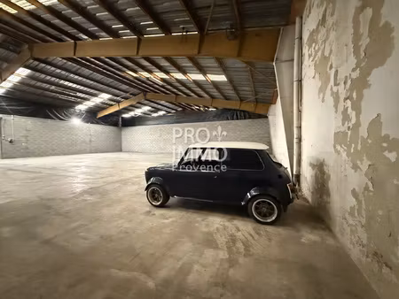 a louer hangar/ local commercial 435 m2( cheval blanc 84460