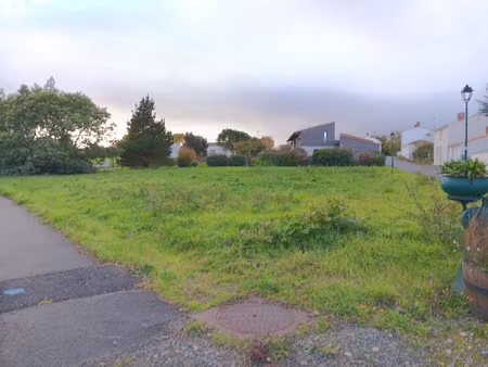 beau terrain de plus 1000m2