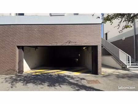 loue parking couvert andromede