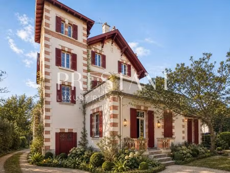 masion de caractère à rénover plein centre de biarritz  terrain de 3054 m²