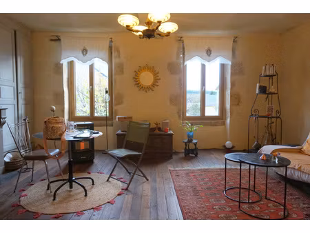 maison de village mitoyenne de 7 pièces  117 m2  avec cours 