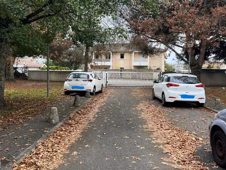 place de stationnement extérieure