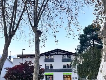 dax centre - local profesionnel de 62 5m²