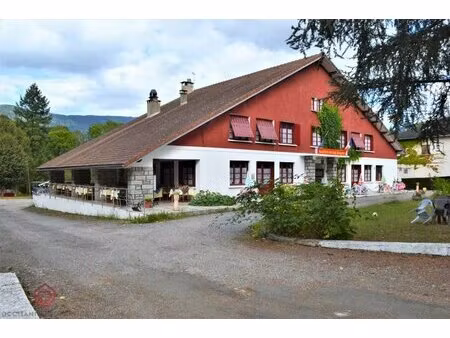 grand immeuble/hotel avec jardin  terrasse et parking