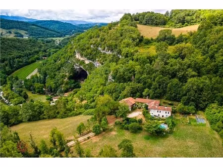 domaine incluant une grotte naturelle