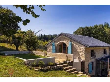 maison au bord d'un lac